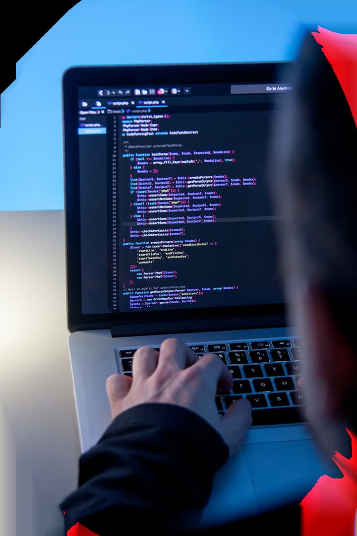 Photo d'un développeur qui code un site web